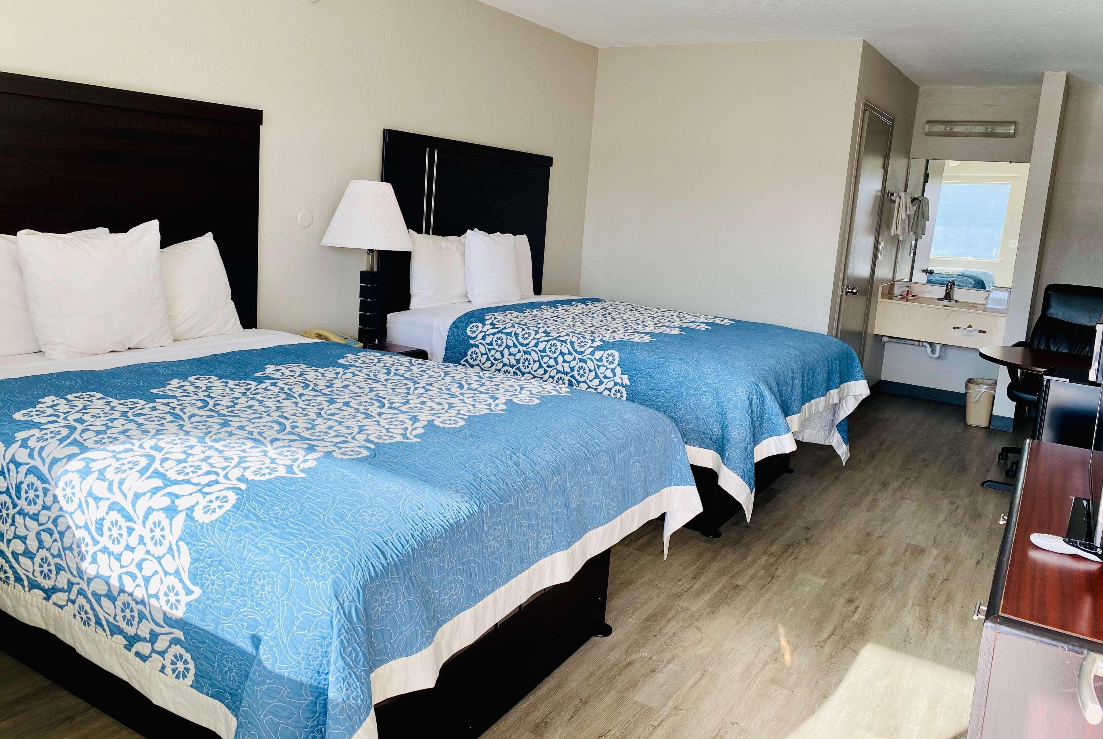 Days Inn By Wyndham Ardmore Bagian luar foto