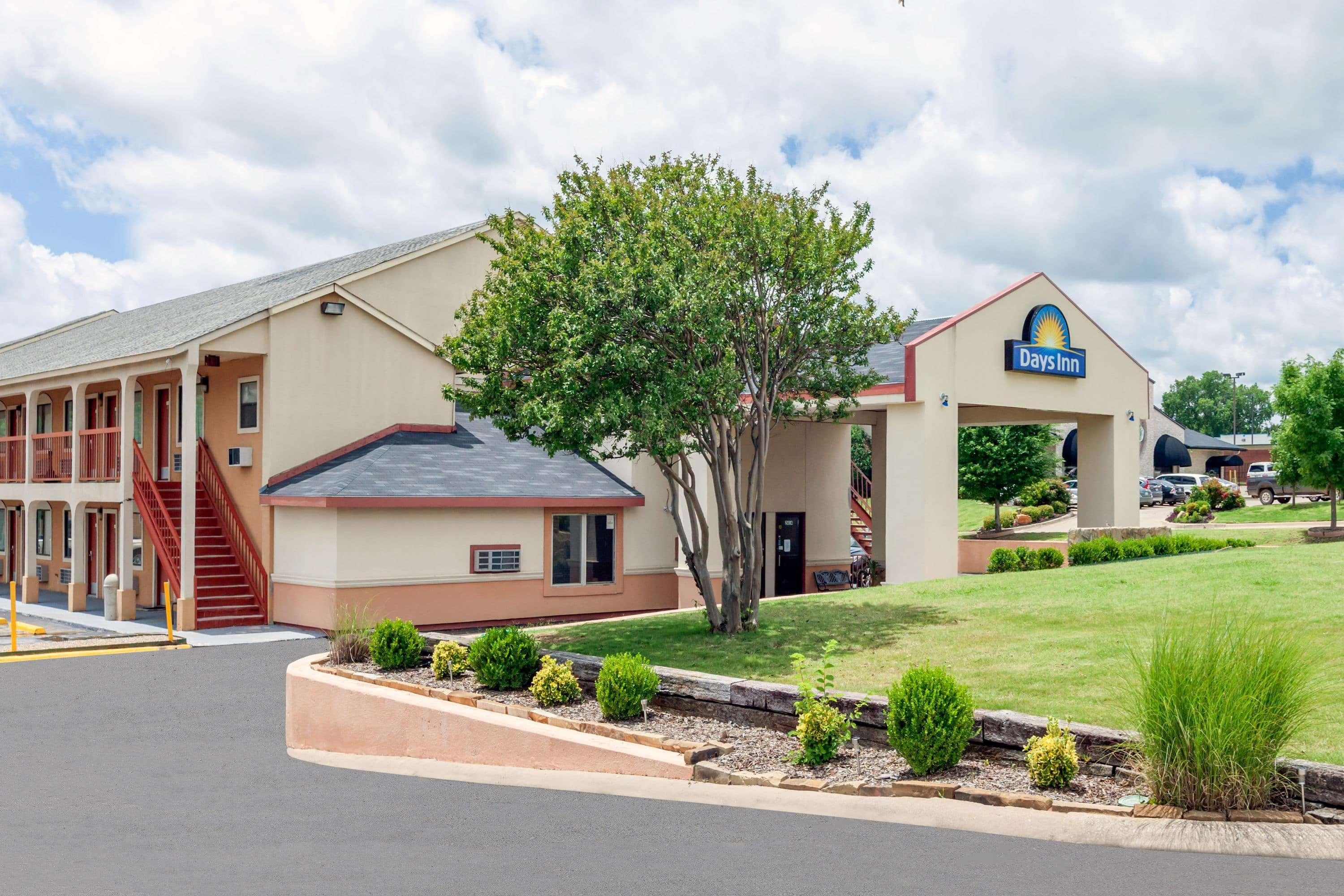 Days Inn By Wyndham Ardmore Bagian luar foto
