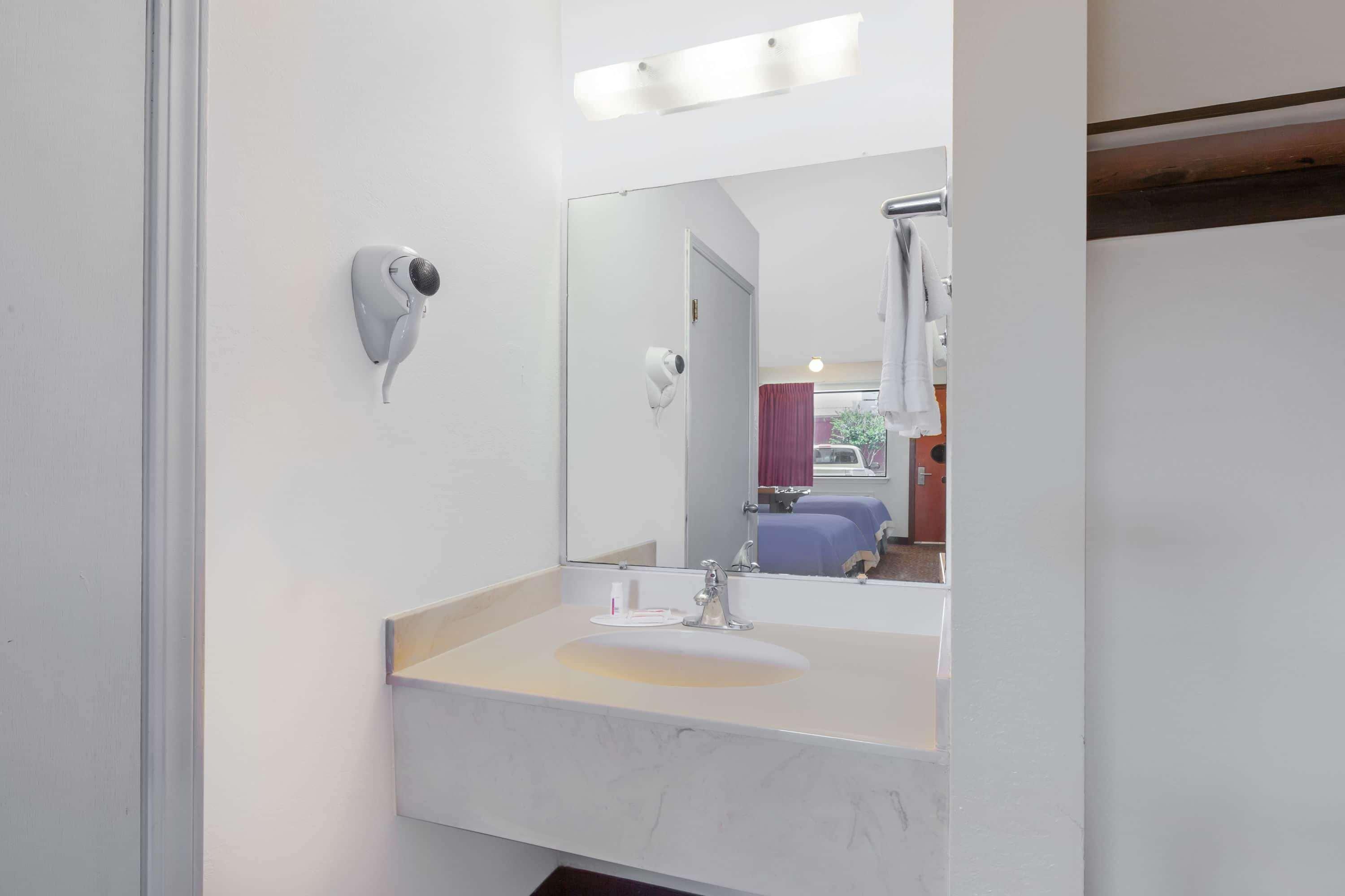 Days Inn By Wyndham Ardmore Bagian luar foto