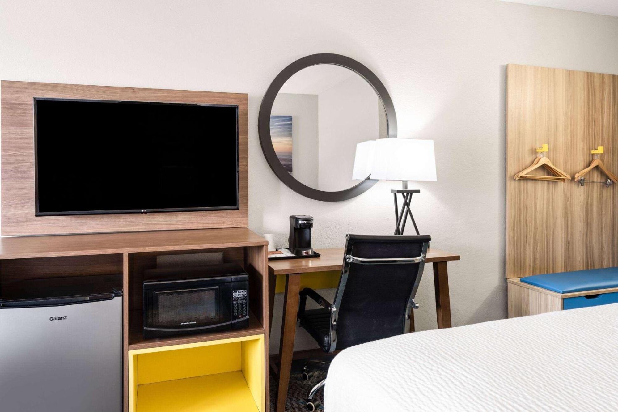 Days Inn By Wyndham Ardmore Bagian luar foto