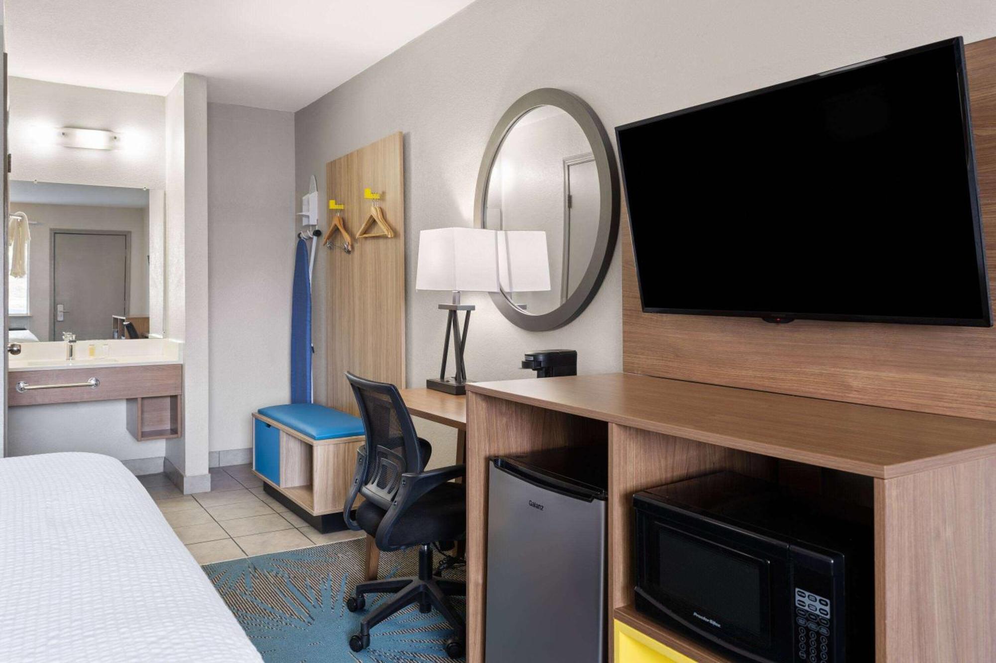 Days Inn By Wyndham Ardmore Bagian luar foto