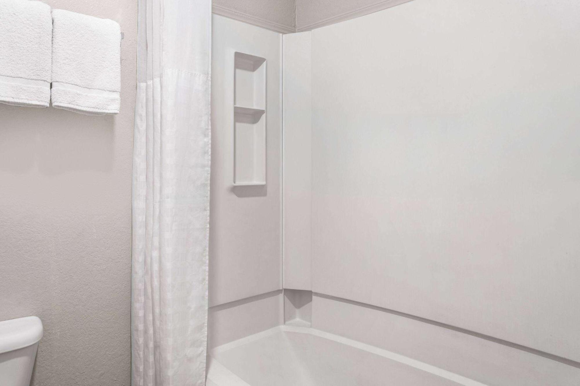 Days Inn By Wyndham Ardmore Bagian luar foto